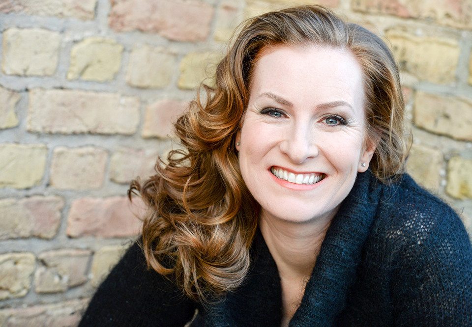 Leende kvinna med långt hår. Fotografi.