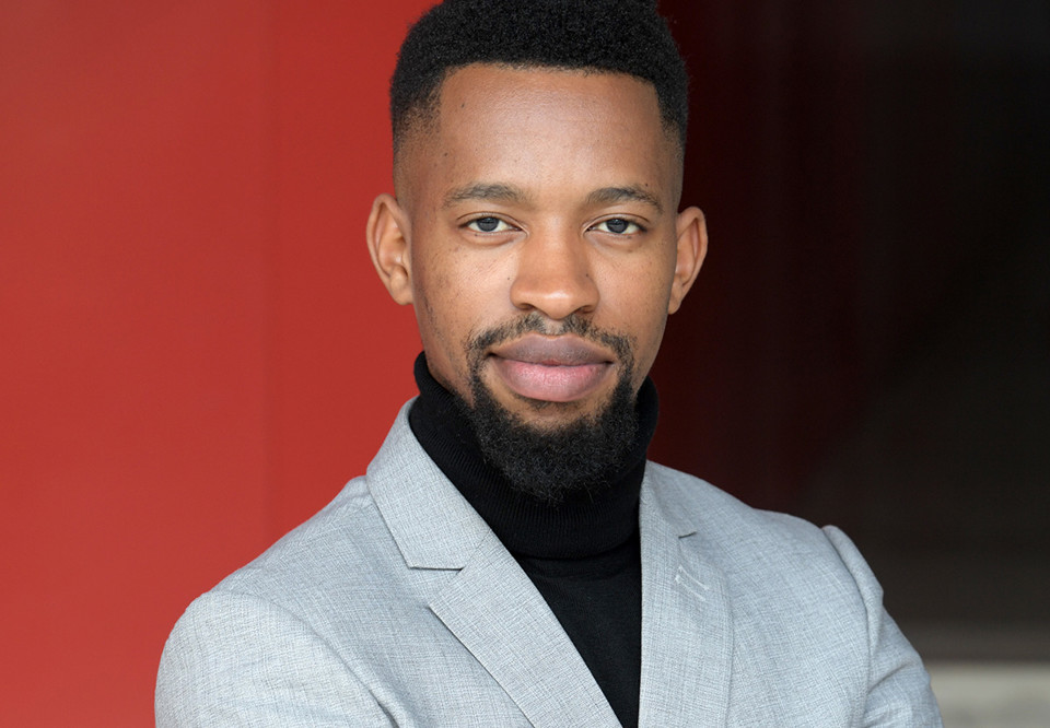 Närbild på man som tittar in i kameran. Fotografi.