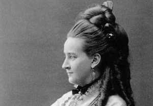 Black and whita photo of an old woman.